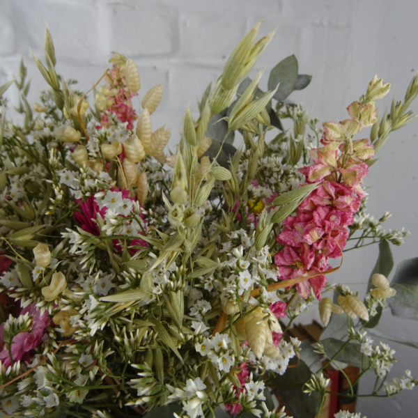 Bouquet fleurs séchées TOURMALINE, rose et blanc. Avoine et eucalyptus. Création Rose & Camélia. Atelier Fleuriste Lille et Tourcoing