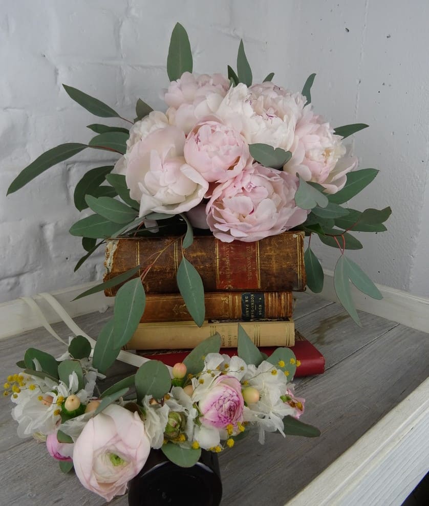 Prestation mariage Rose & Camelia. Bouquet et couronne de pivoines et renoncules roses. Fleuriste Lille métropole et Tourcoing