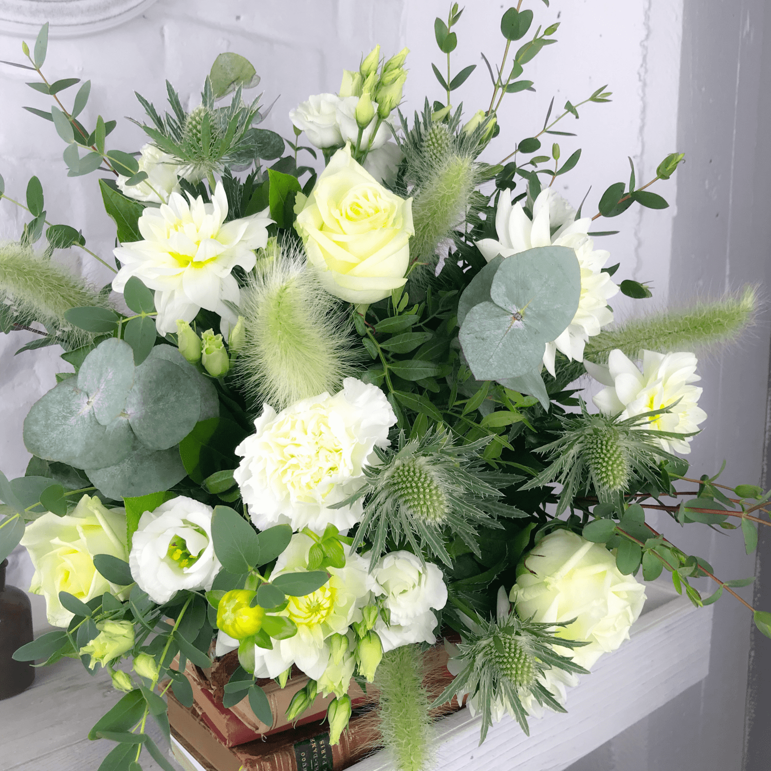 Rose & Camélia - bouquet en fleurs naturelles blanc de roses, dahlias et chardons - bouquet champêtre - Création florale sur Lille et Tourcoing