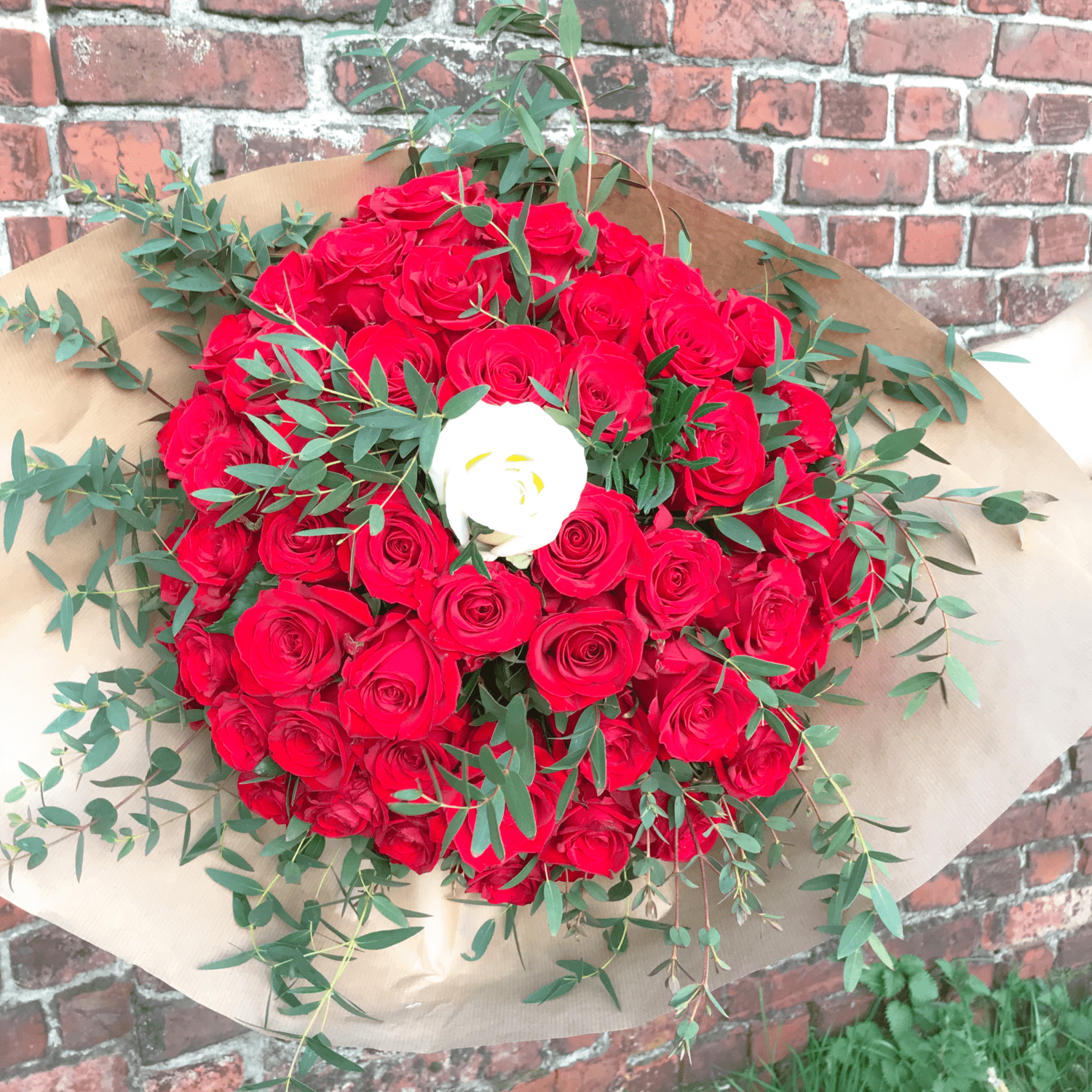Rose & Camélia - bouquet en fleurs naturelles 100 roses rouges et blanc avec eucalyptus - bouquet champêtre - Création florale sur Lille et Tourcoing